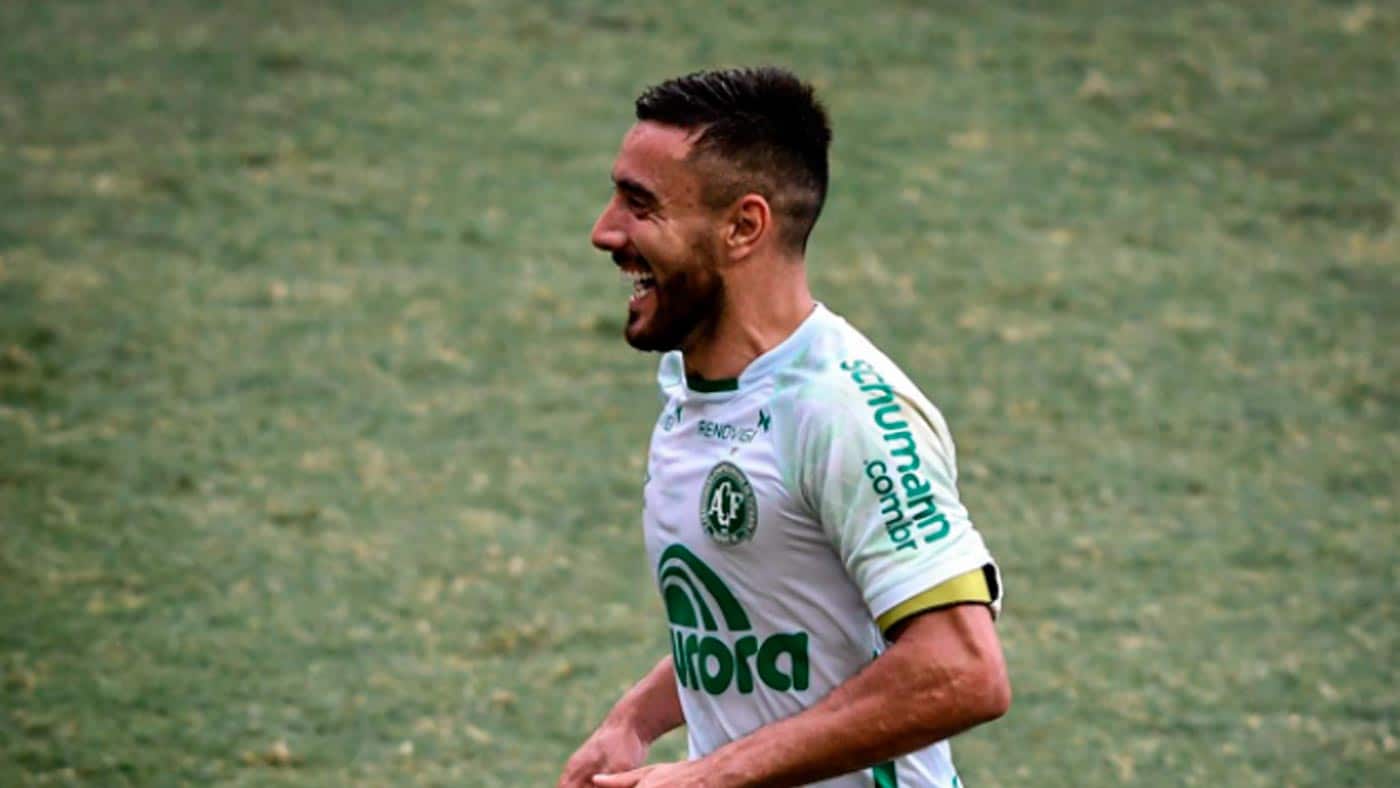 S&iacute;mbolo de nova fase da Chapecoense, Alan Ruschel comemora temporada do acesso