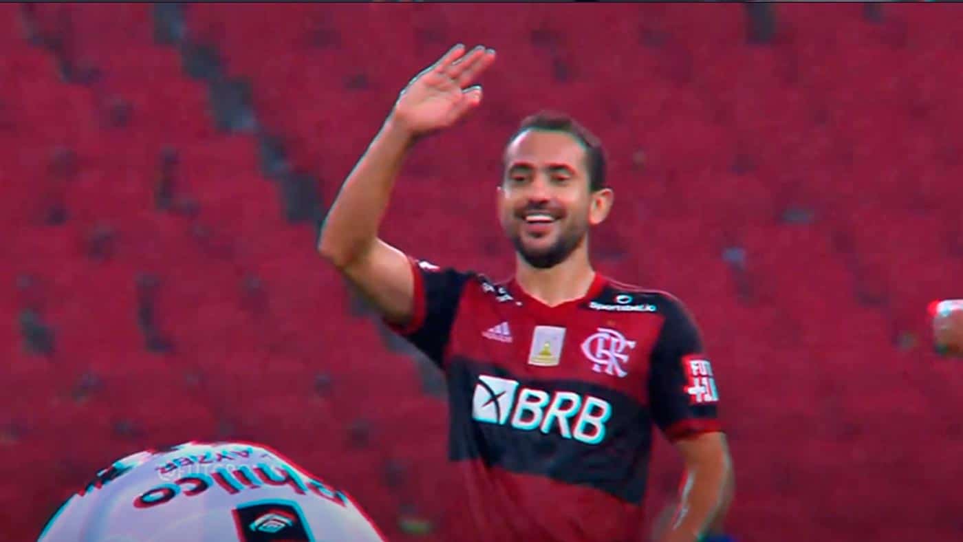 ELE FICA!! Flamengo conta com desist&ecirc;ncia de &aacute;rabes, e &Eacute;verton Ribeiro permanece