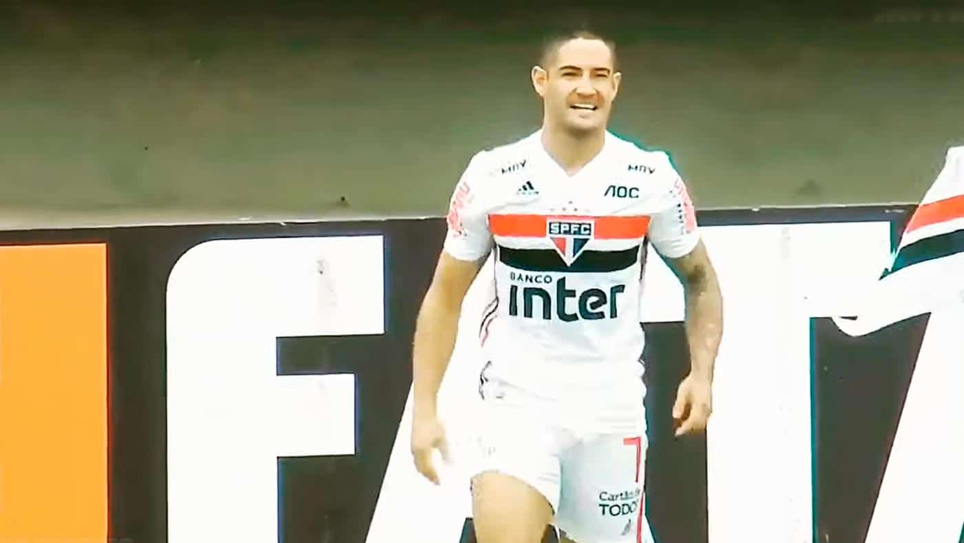 Com proposta de time argentino, Pato busca casa para morar no pa&iacute;s vizinho