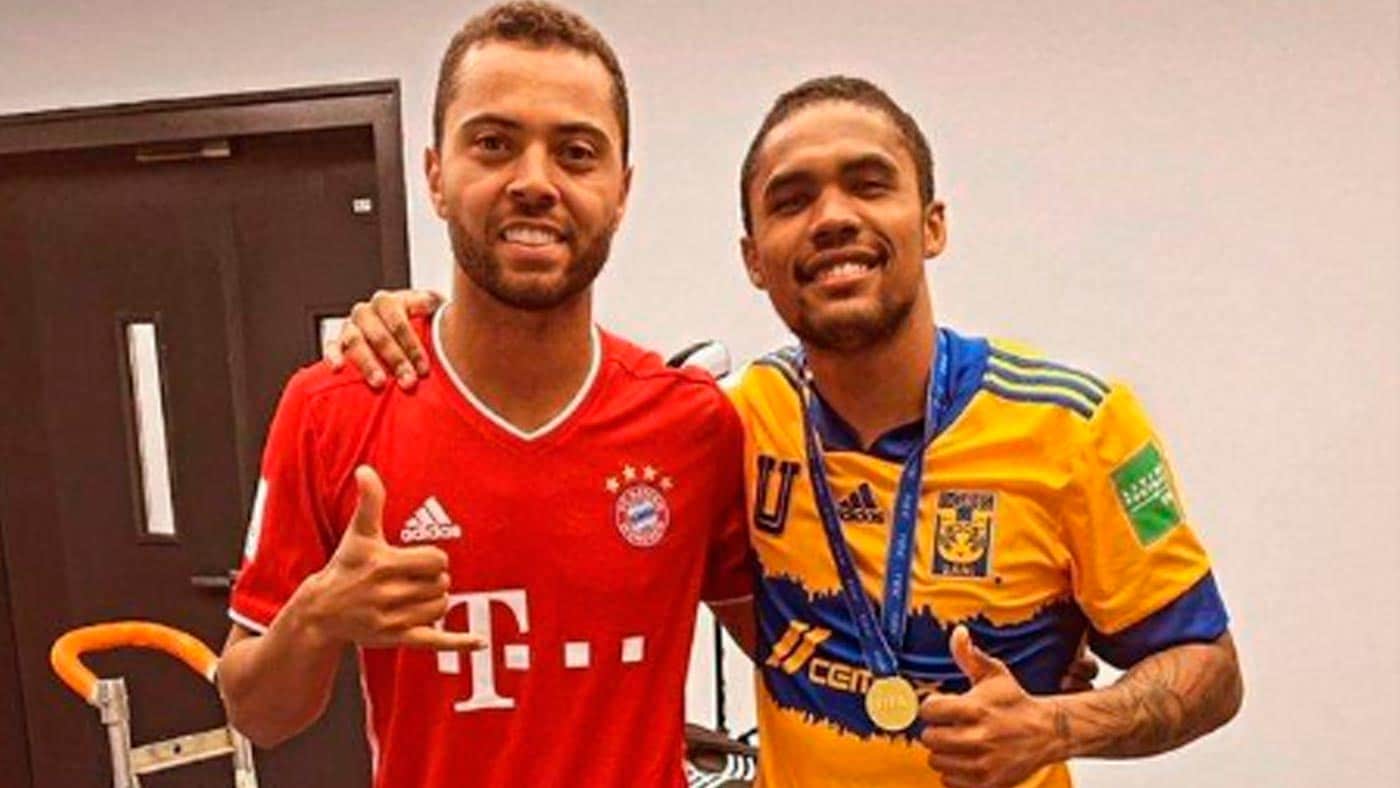 Gr&ecirc;mio negocia por contrata&ccedil;&otilde;es de Douglas Costa e Rafael Carioca