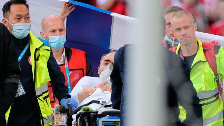 Eriksen da Dinamarca cai desacordado e suspense jogo; veja o v&iacute;deo do lance