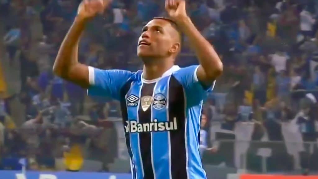 Athletico encaminha contrata&ccedil;&atilde;o do atacante Pedro Rocha