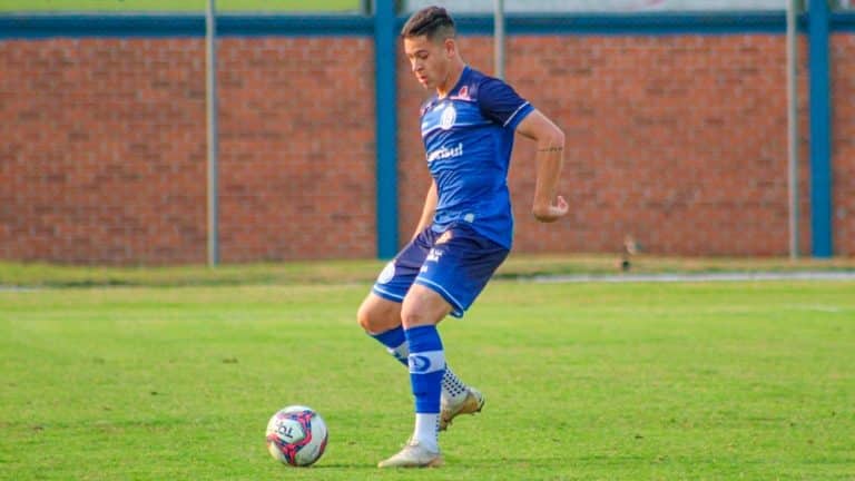 Emprestado pelo Gr&ecirc;mio, Nat&atilde; comemora estreia pelo Aimor&eacute;