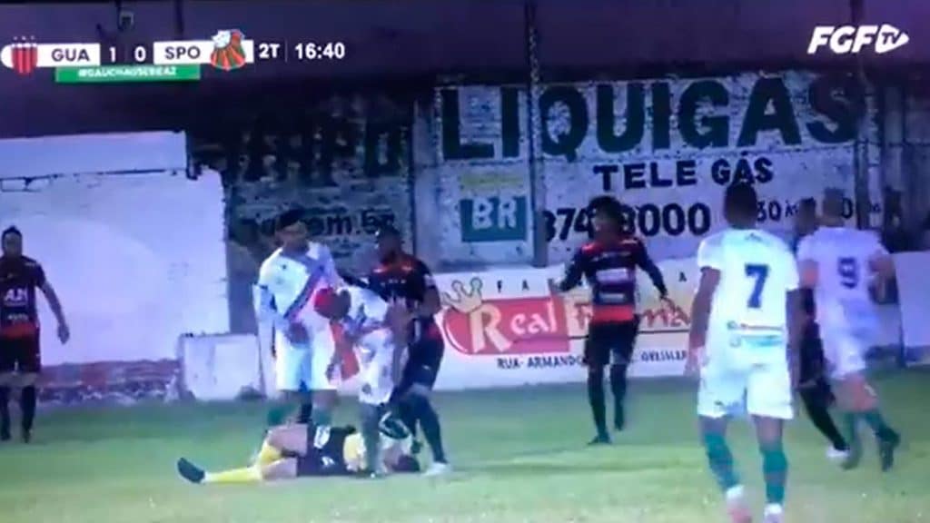 Jogador agride juiz na 2&ordf; divis&atilde;o do RS; veja v&iacute;deo do lance