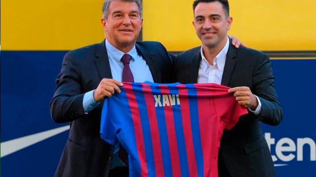 Xavi Hern&aacute;ndez &eacute; apresentado como novo t&eacute;cnico do Bar&ccedil;elona