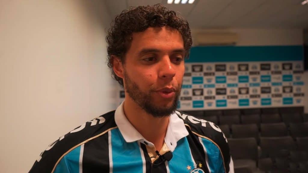 Victor Ferraz acerta sa&iacute;da antecipada do Gr&ecirc;mio; confira