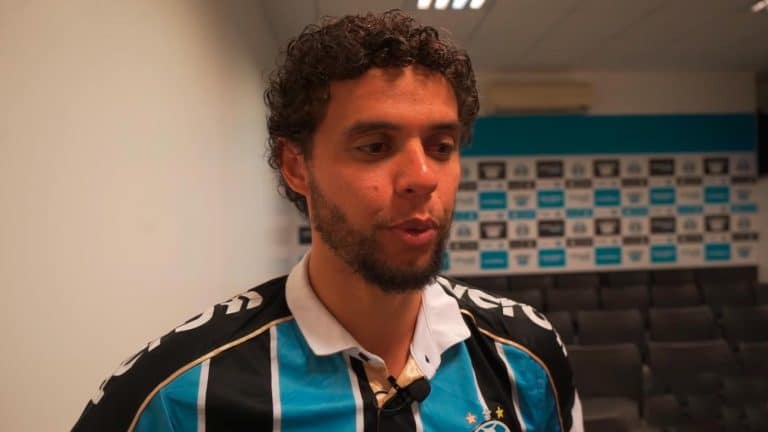 Victor Ferraz acerta sa&iacute;da antecipada do Gr&ecirc;mio; confira