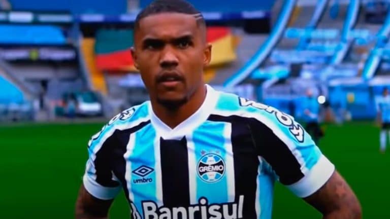 Gr&ecirc;mio debate e inicia movimento de rescis&atilde;o com Douglas Costa; entenda