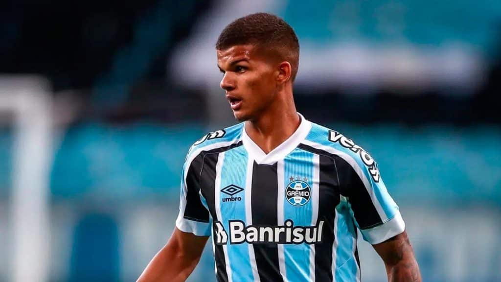 Mateus Sarar&aacute;, do Gr&ecirc;mio, recebe consulta dos Emirados &Aacute;rabes