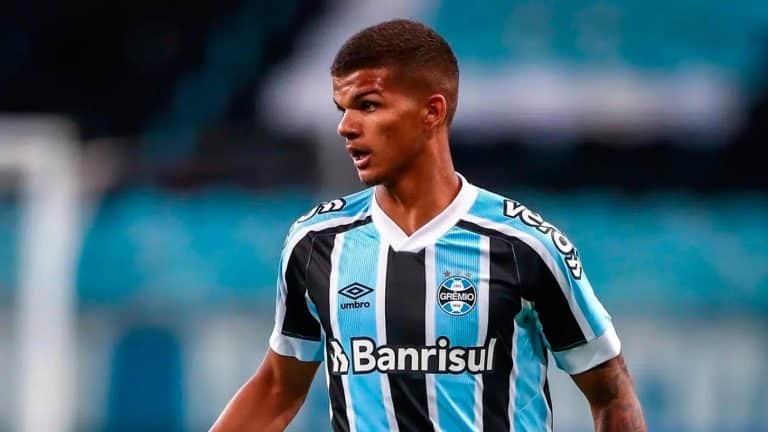 Mateus Sarar&aacute;, do Gr&ecirc;mio, recebe consulta dos Emirados &Aacute;rabes
