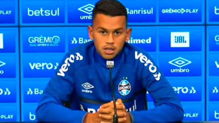 Fernando Henrique recusa oferta do Al Ain, dos Emirados &Aacute;rabes, e segue no Gr&ecirc;mio