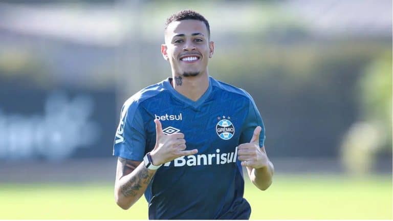 Gr&ecirc;mio acerta a transfer&ecirc;ncia de Patrick ao Santa Clara, de Portugal