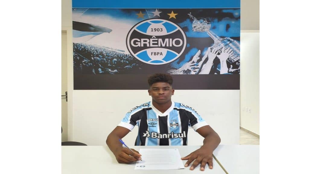 Cria da base do Gr&ecirc;mio, Wesley assina seu primeiro contrato profissional