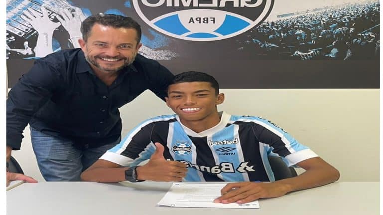 Gr&ecirc;mio assina o primeiro contrato profissional do volante Jo&atilde;o Duarte