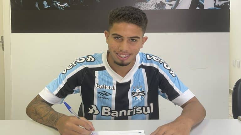 Gr&ecirc;mio acerta renova&ccedil;&atilde;o com promessa da categoria sub-20 e fixa multa de 40 milh&otilde;es de euros