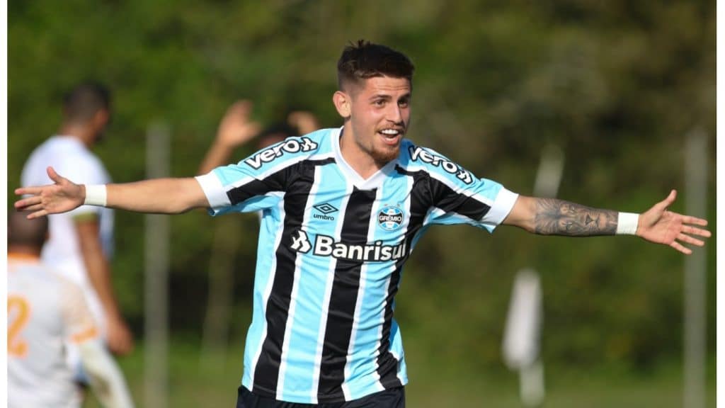 Ap&oacute;s o empr&eacute;stimo ao Barra/SC, L&eacute;o Fenga &eacute; promovido ao Grupo de Transi&ccedil;&atilde;o do Gr&ecirc;mio