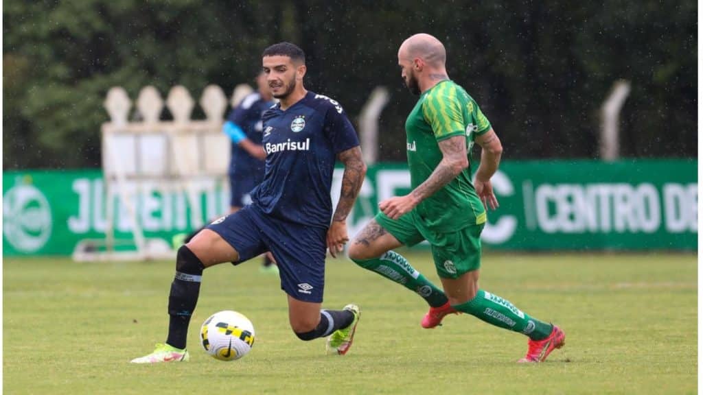 Gr&ecirc;mio promove a subida do volante Gaz&atilde;o ao plantel profissional