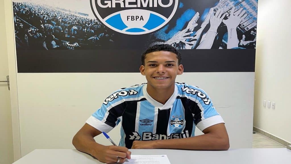 Destaque da categoria sub-20, Hiago Santos acerta renova&ccedil;&atilde;o de contrato com o Gr&ecirc;mio at&eacute; 2025