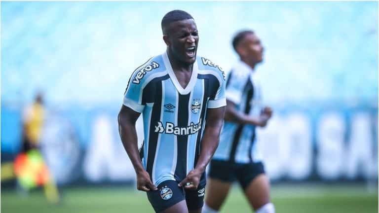 Autor do gol da vit&oacute;ria contra o Oper&aacute;rio, Elias Manoel se credencia &agrave; titularidade no Gr&ecirc;mio
