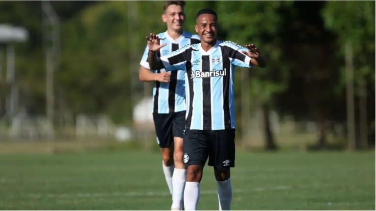 Fen&ocirc;meno da base gremista, Kauan Kelvin recebe sondagem do mercado europeu