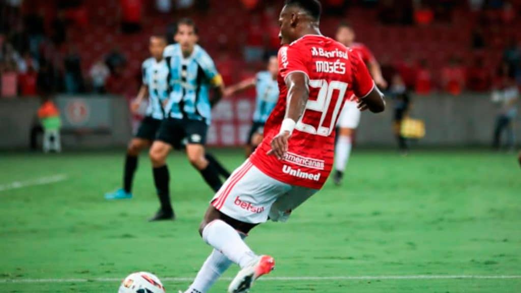 Recuperado de les&atilde;o, Mois&eacute;s viaja ao Paraguai e est&aacute; &agrave; disposi&ccedil;&atilde;o de Mano Menezes