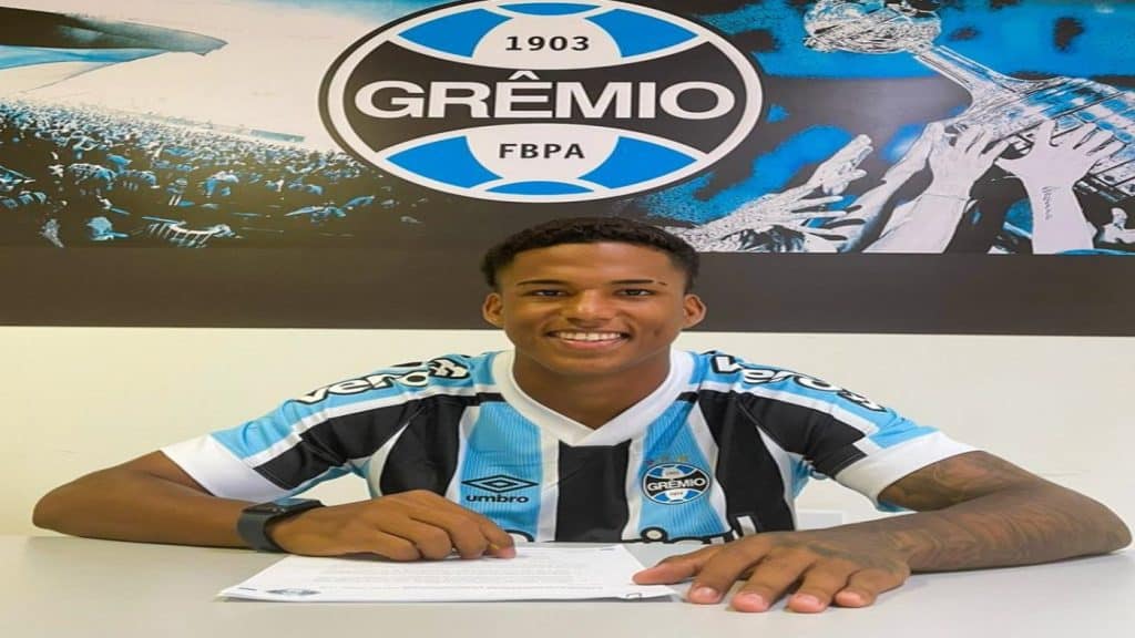 Gr&ecirc;mio anuncia renova&ccedil;&atilde;o de contrato do volante Pedro Cuiab&aacute;