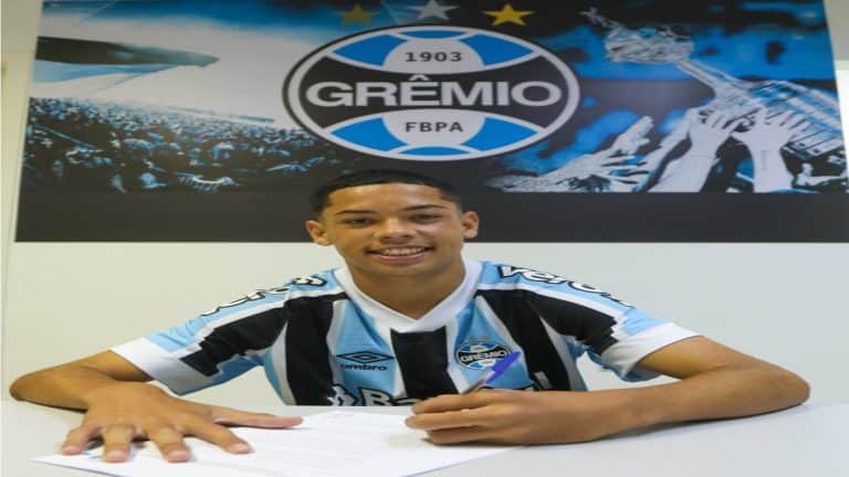 Gr&ecirc;mio assina o primeiro contrato profissional do atacante Alysson Edward, destaque da categoria sub-17