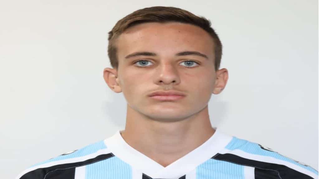 Bernardo Zort&eacute;a, do Gr&ecirc;mio, sofre fratura na t&iacute;bia e passar&aacute; por cirurgia