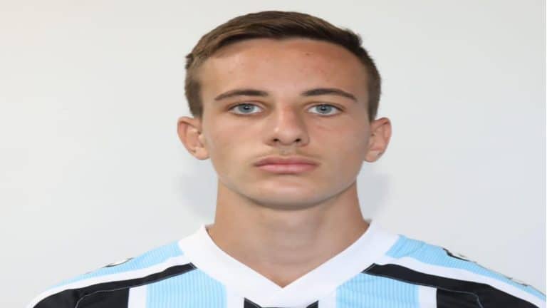 Bernardo Zort&eacute;a, do Gr&ecirc;mio, sofre fratura na t&iacute;bia e passar&aacute; por cirurgia