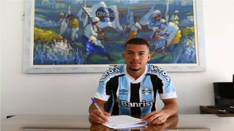 Polivalente e de bom chute de m&eacute;dia e longa dist&acirc;ncia: conhe&ccedil;a Jhonata Varela, novidade na lista de relacionados do Gr&ecirc;mio para a partida contra o Vila Nova