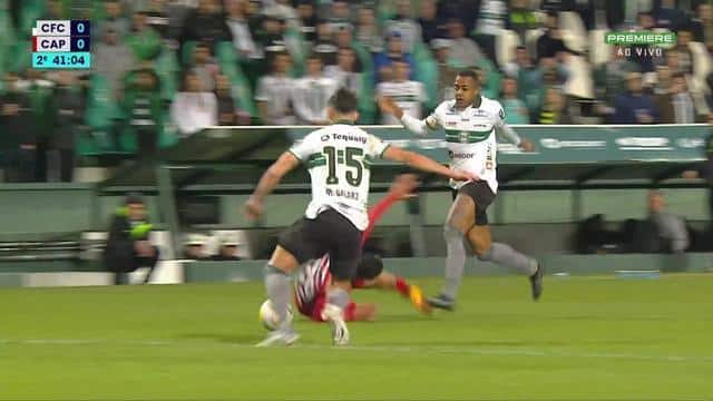 P&ecirc;nalti para o Furac&atilde;o. (Foto destaque: Reprodu&ccedil;&atilde;o / Premiere)