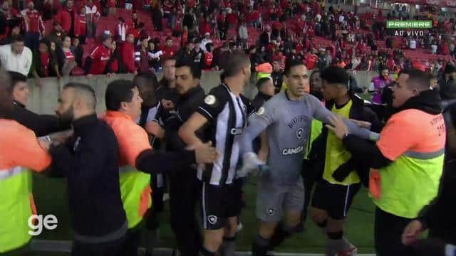 Confus&atilde;o entre jogadores do Inter e Botafogo. (Foto destaque: Reprodu&ccedil;&atilde;o / Premiere)
