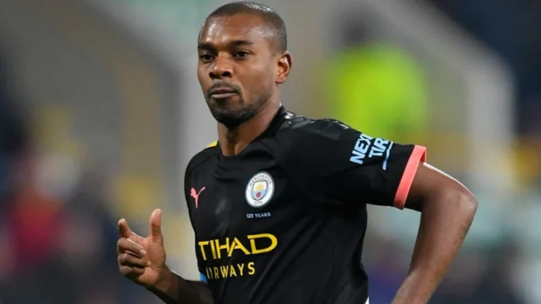 Fernandinho, ex-Manchester City, vai jogar no Athl&eacute;tico-PR