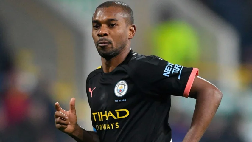 Fernandinho, ex-Manchester City, vai jogar no Athl&eacute;tico-PR