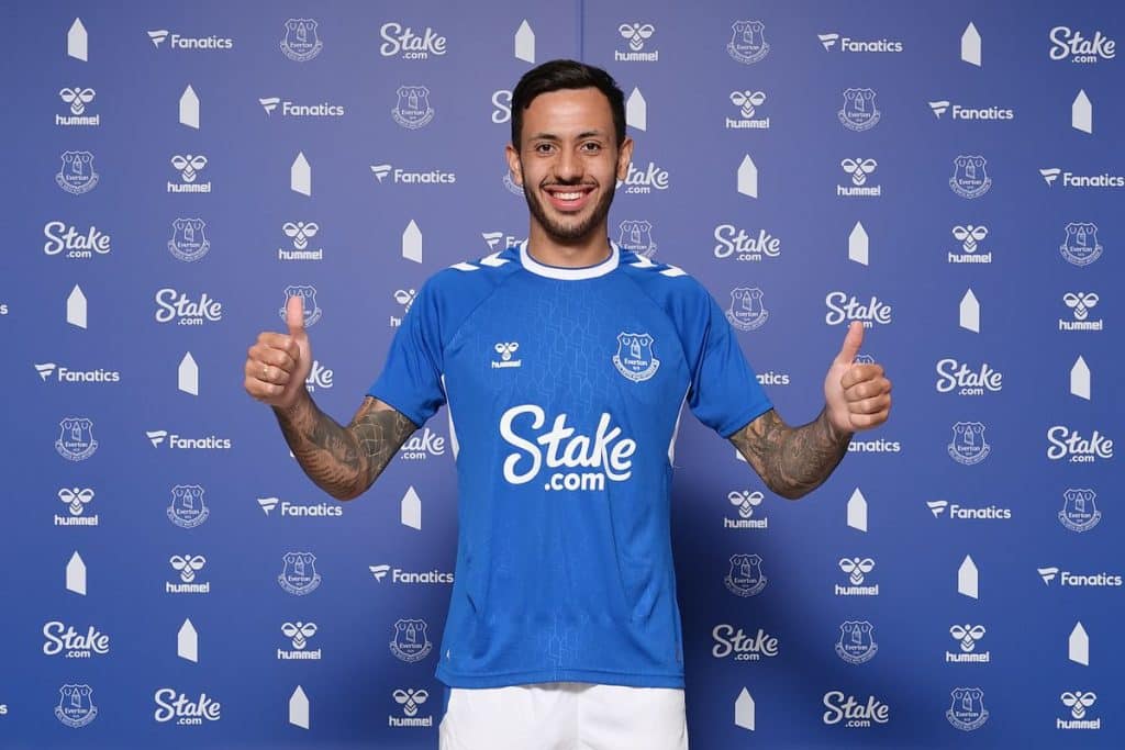 Dwight McNeil assina at&eacute; 2027 com o Everton