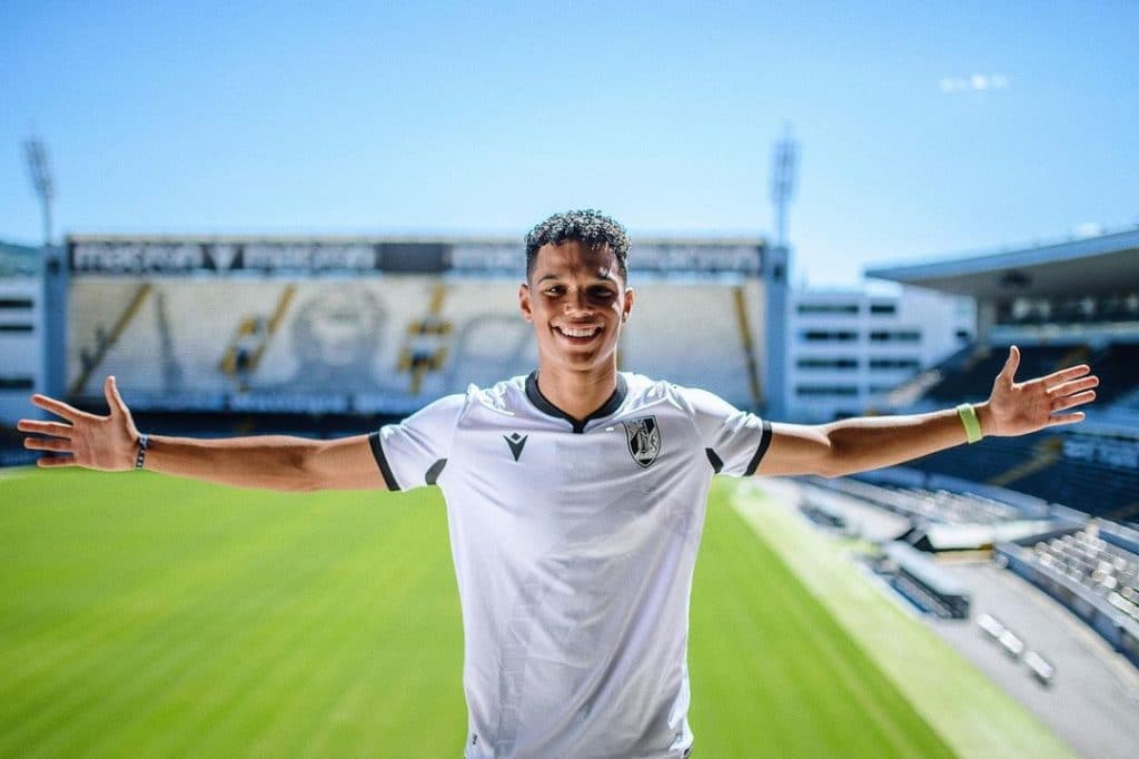 Filho de Samuel Eto&rsquo;o, Etienne Eto&rsquo;o, assina primeiro contrato profissional com o Vit&oacute;ria de Guimar&atilde;es