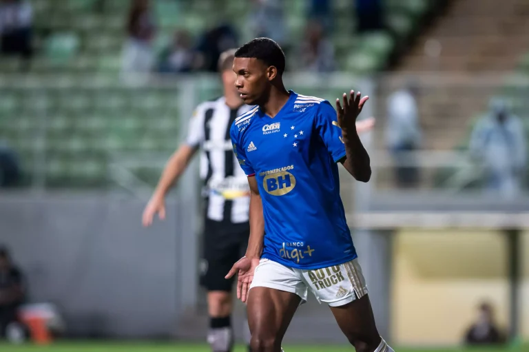 Vitor Leque embarca para o Sul e indica sa&iacute;da do Cruzeiro