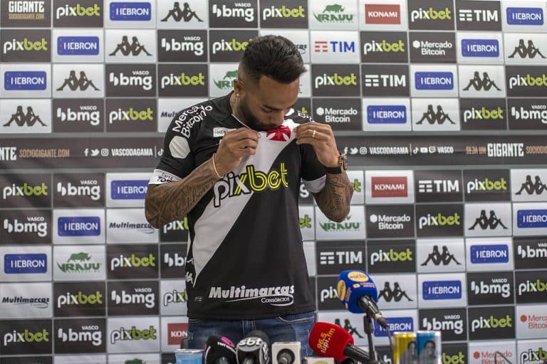 Alex Teixeira &eacute; apresentado no Vasco