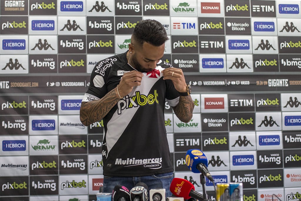 Alex Teixeira &eacute; apresentado no Vasco