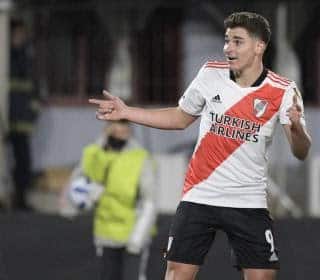 Argentino Juli&aacute;n &Aacute;lvarez tem viagem marcada para Manchester, onde vai assinar com o City