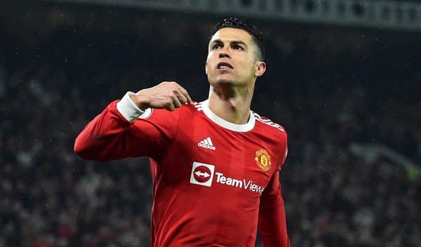 Cristiano Ronaldo retorna &agrave; Manchester para definir futuro