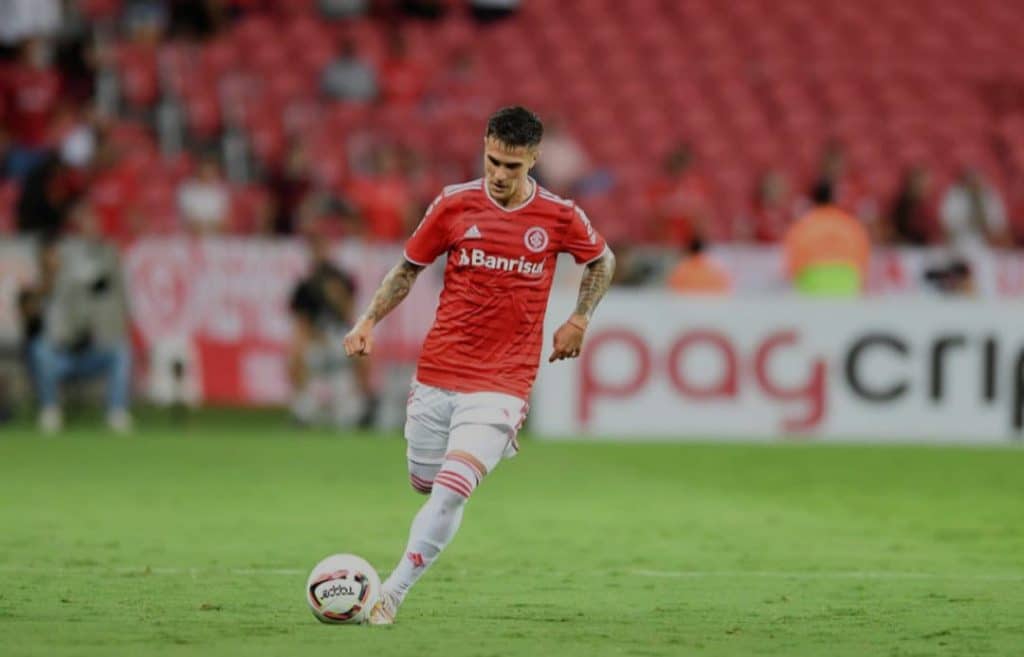 Lateral-direito Bustos desfalca o Internacional por at&eacute; tr&ecirc;s semanas