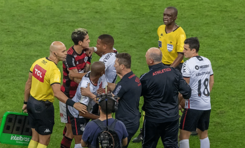 CBF afasta &aacute;rbitro e VAR do confronto entre Flamengo x Athletico-PR