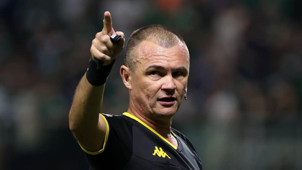 CBF diz que linha de impedimento no Choque-Rei n&atilde;o pode ser tra&ccedil;ada