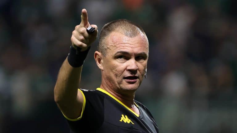 CBF diz que linha de impedimento no Choque-Rei n&atilde;o pode ser tra&ccedil;ada