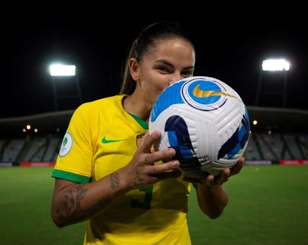 Sele&ccedil;&atilde;o Brasileira Feminina estreia bem e Debinha faz marca hist&oacute;rica