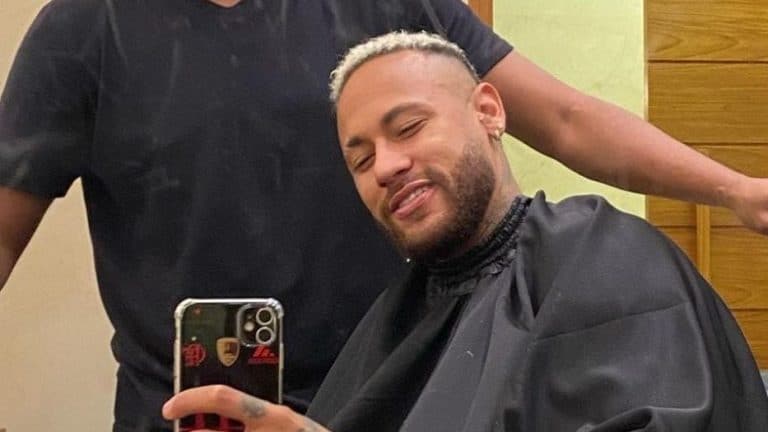 Neymar bate foto em celular com capa do Flamengo e agita torcedores rubro-negros