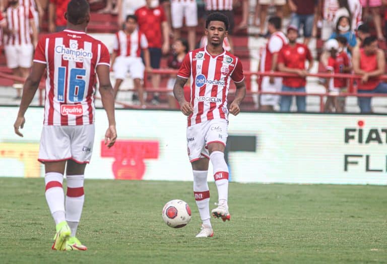 Náutico rescinde com o atacante Ewandro