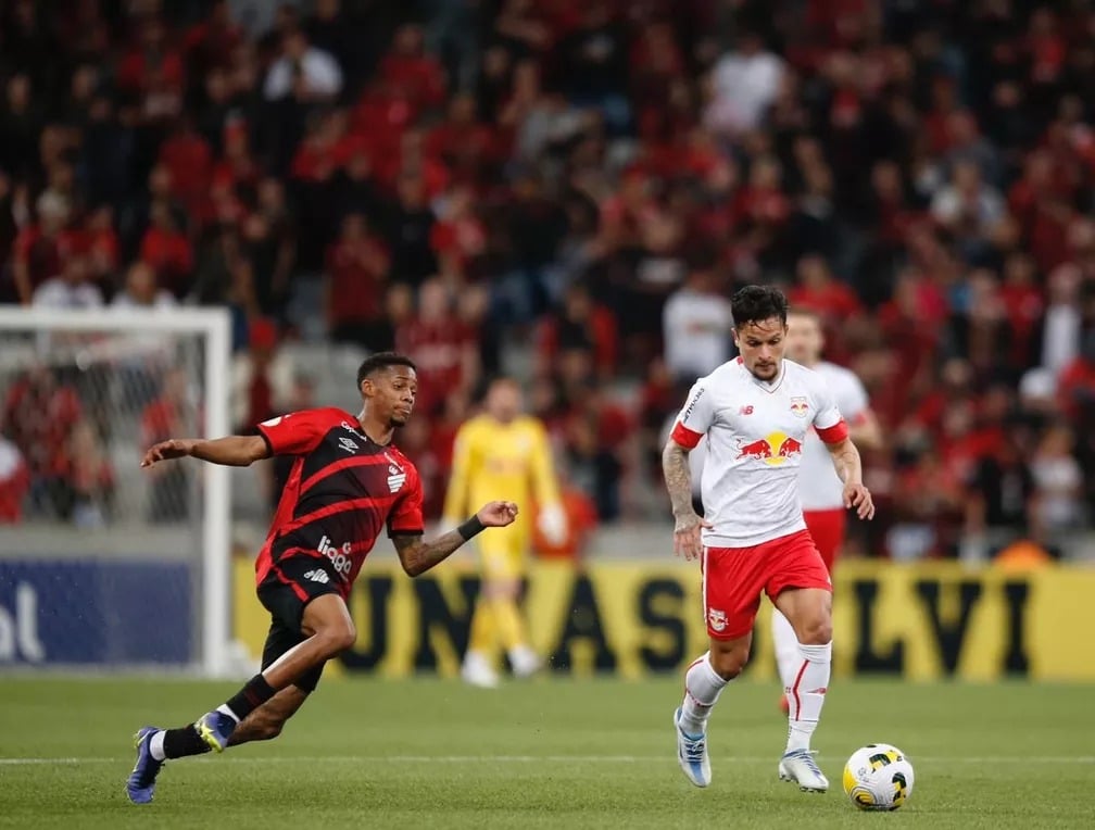 Barbieri elogia Artur, mas confessa que atacante n&atilde;o est&aacute; no mesmo n&iacute;vel que estava antes da les&atilde;o