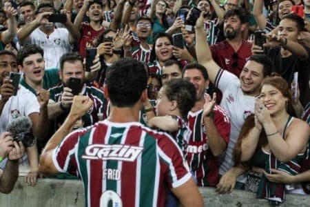 Fred volta atr&aacute;s e pede para torcida n&atilde;o invadir o campo